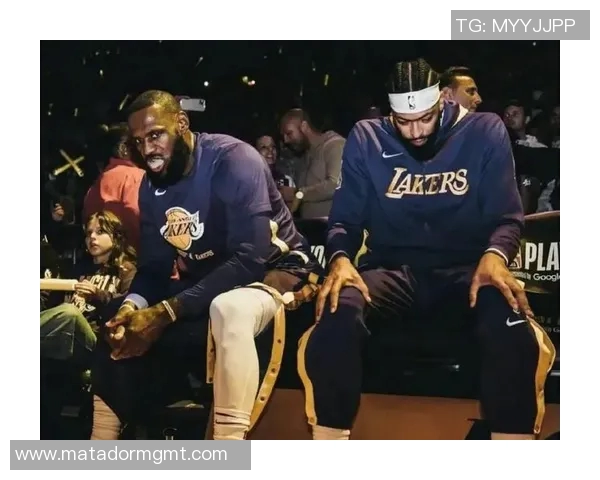 湖人快船对决贝弗利冲突引发球迷热议赛场激烈氛围再升级